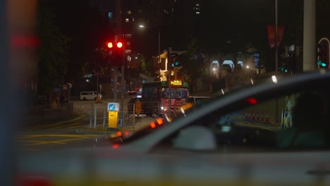 Städtische-Straßenszenen-Der-Nacht-An-Einer-Roten-Ampel-In-Victoria