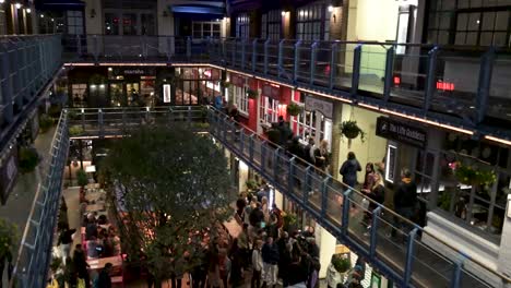 Comida-Y-Bebida-Por-La-Noche-En-Carnaby,-Londres,-Reino-Unido