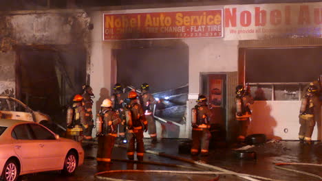 Bomberos-En-Un-Edificio-De-Garaje-Quemado-En-Toronto,-Canadá