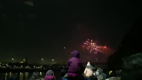 Multitud-Mira-Coloridos-Fuegos-Artificiales-En-El-Puente-Del-Jubileo-De-Plata,-Ancho