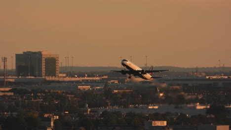 Establecer-El-Escenario-Del-Despegue-Del-Avión-Durante-La-Puesta-De-Sol-De-La-Hora-Dorada-En-El-Aeropuerto-De-Toronto-Yyz