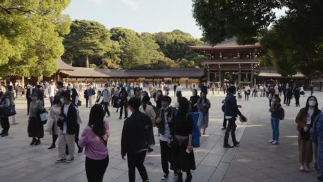 Cálido-Día-De-Otoño-En-El-Santuario-Meiji-Jingu-En-Tokio,-Toma-De-Establecimiento-En-Cámara-Lenta