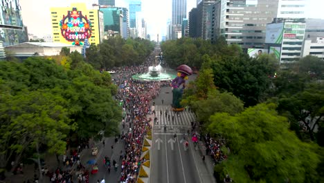 Vista-Aérea-Después-De-Una-Muñeca-Inflable-Catrina-Gigante-Durante-El-Desfile-Del-Día-De-Los-Muertos-En-La-Avenida-Reforma-En-La-Ciudad-De-México