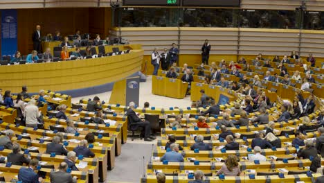 Salón-De-Plenos-Del-Congreso-Del-Parlamento-Europeo-Lleno-De-Representantes,-Bruselas,-Bélgica---Tiro-Inclinado-Hacia-Arriba