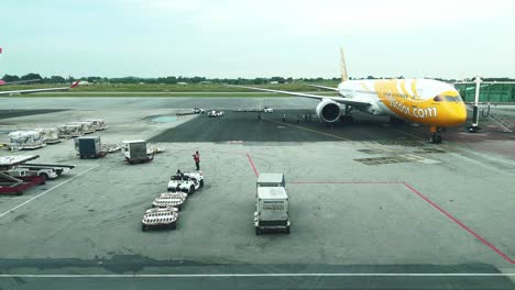 Mit-Blick-Auf-Das-Terminal-Des-Internationalen-Flughafens.-Flugzeuge,-Die-Sich-Auf-Den-Flug-Vorbereiten