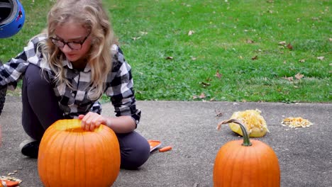 Chica-Rubia-Tallando-Felizmente-Con-Su-Mano-Calabaza-Naranja-En-Halloween