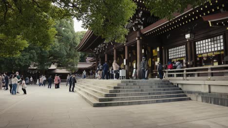 Shintoistischer-Japanischer-Schrein,-Meiji-Jingu,-Wenn-Sich-Menschen-Zum-Beten-Versammeln