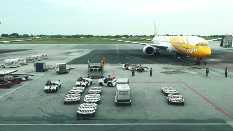 Zeitraffer-Bodenpersonal,-Das-Das-Flugzeug-Vor-Dem-Flug-Vorbereitet-Beladen-Von-Gepäck-Essen-Für-Flugdienste-Und-Ausrüstung-Vor-Dem-Einsteigen-In-Das-Flugzeug