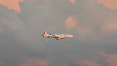 Air-Canada-Flugzeug-Fliegt-Durch-Sonnenuntergang-Himmel-Mit-Rosa-Wolke-Im-Rücken