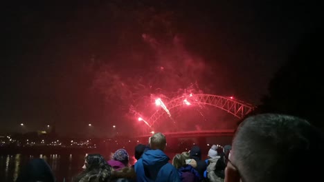 Menge-Beobachten-Bunte-Feuerwerke,-Die-Auf-Der-Silver-Jubilee-Bridge,-Widnes,-Explodieren