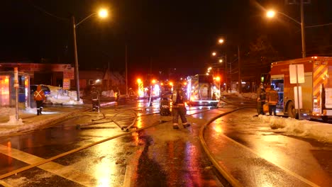 Camiones-De-Bomberos-En-La-Intersección-De-Carreteras-Practican-Simulacros-De-La-Vida-Real-Durante-La-Noche,-Luces-De-Emergencia-Encendidas,-Canadá