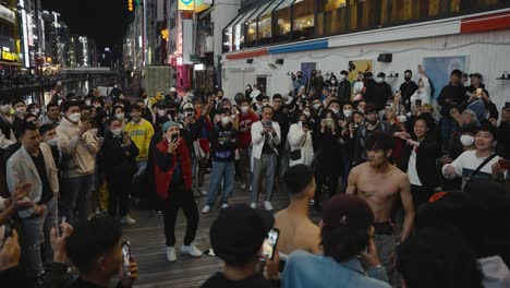 Pelea-Callejera-Noche-De-Halloween-En-Dotonbori-Mientras-La-Multitud-Se-Reúne