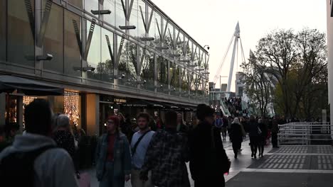 Walking-past-the-Southbank-Centre-in-the-evening,-London,-United-Kingdom