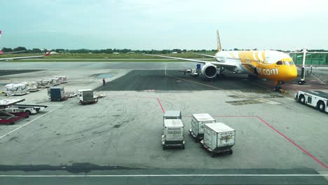 Time-lapse-cargo-aircraft-loading---Panning