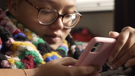 Mujer-Sentada-En-El-Sofá-Y-Mirando-Su-Teléfono