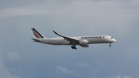 Transatlántico-Comercial-De-Airfrance-Aterrizando-En-El-Aeropuerto-Contra-El-Cielo-Nublado