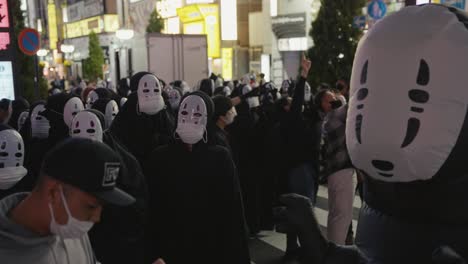 Hunderte-Von-„No-Face“-Kostümen-Bei-Halloween-In-Tokio