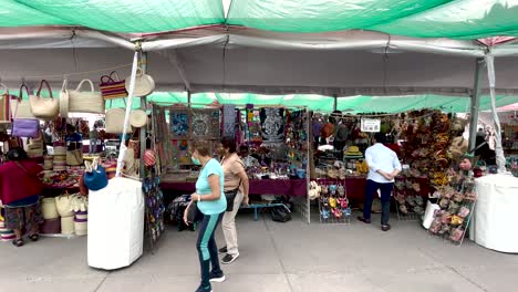 Foto-Del-Mercadillo-De-Artesanías-En-El-Zócalo-De-La-Ciudad-De-México