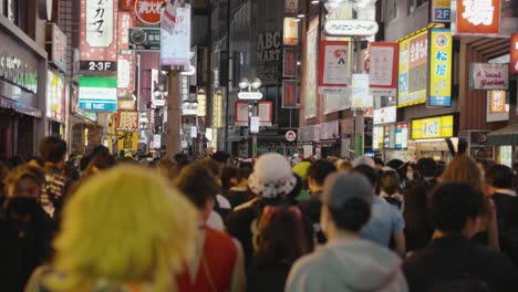 Calles-Llenas-De-Asistentes-A-La-Fiesta-En-Halloween-En-Tokio