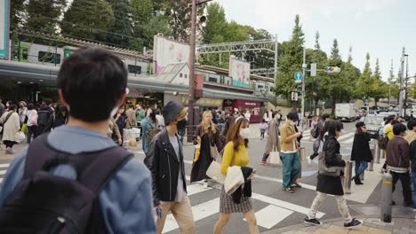 Bahnhof-Harajuku,-Japaner-überqueren-Die-Straße-Zum-Modischen-Viertel