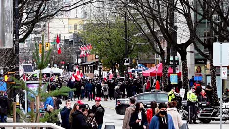 Toma-Manual-De-La-Protesta-Del-Convoy-De-Camioneros-En-El-Centro-De-Vancouver-En-La-Calle-Robson