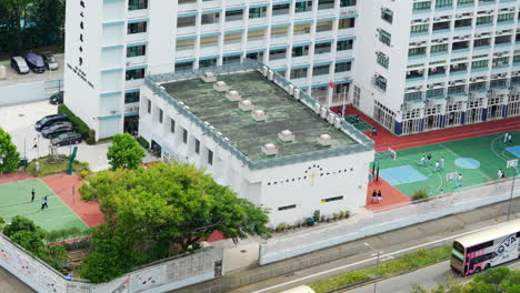 Vista-Del-Edificio-De-La-Escuela-Secundaria-Y-Las-Actividades-De-Los-Estudiantes-Durante-El-Recreo