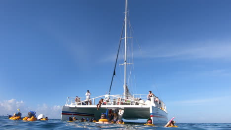 Turistas-Buceando-Y-Moviéndose-Dentro-De-Un-Catamarán-De-Vela-En-Medio-Del-Mar-Caribe-|-Tour-De-Snorkel-En-Catamarán-De-Turistas-En-El-Océano-|-Estilo-De-Vida,-Turismo,-Turistas,-Vacaciones,-Viaje