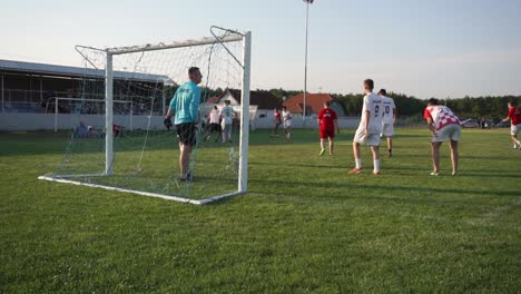 Fußballturnierspiel-In-Kroatien,-Stadt-Durdenovac,-Beliebter-Sport-Fußball,-Gespielt-Von-Amateuren-Jeden-Alters,-Zwei-Spieler-Erzielten-Kein-Tor