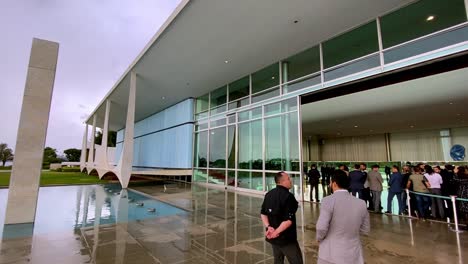 Conferencia-De-Prensa-En-El-Palacio-Alvorada,-Esperando-El-Primer-Discurso-De-Bolsonaro