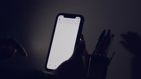 La-Pantalla-Brillante-De-Un-Teléfono-Inteligente-Mientras-La-Mano-De-Una-Mujer-Abre-Los-Desplazamientos-De-Su-Feed-De-Twitter
