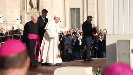 Papst-Franziskus-Zu-Fuß-Mit-Stock-Wegen-Problem-Der-Mobilität-In-St