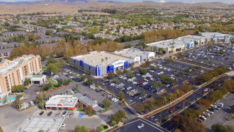 Dron-Acercándose-Al-Edificio-De-La-Supertienda-Pga-Tour-El-Día-De-Su-Inauguración