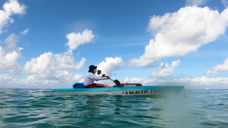 Rettungsschwimmer-Auf-Der-Wache-Auf-Dem-Kajak,-Der-Touristen-Beim-Schwimmen-Im-Ozean-Beobachtet-|-Rettungsschwimmer-Auf-See,-Der-Sich-Im-Kajak-Um-Menschen-Am-Strand-Kümmert