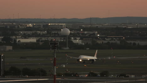 Boeing-Aircraft-During-Takeoff-On-The-Runway-Of-Toronto-Pearson-International-In-The-Evening-In-Ontario,-Canada