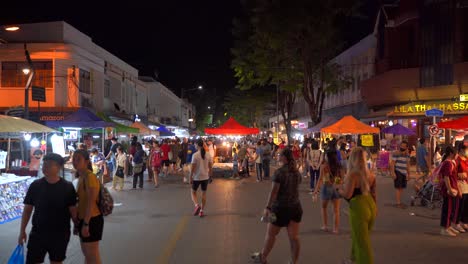 Nachtlandschaft-Am-Wandermarkt-In-Südostasien