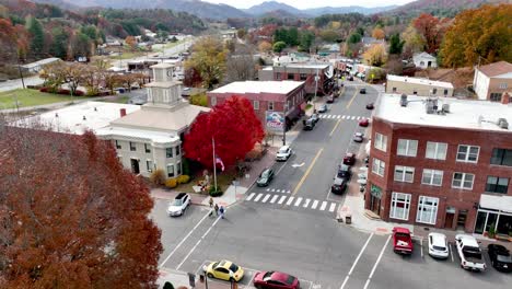 órbita-Aérea-Palacio-De-Justicia-Del-Condado-De-Yancey-En-Burnsville-Nc,-Carolina-Del-Norte