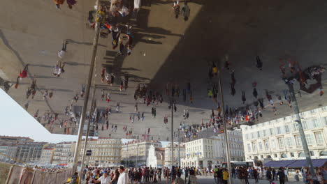 Multitud-De-Personas-En-El-Pabellón-De-Vieux-Port-Con-Reflejos-En-Un-Dosel-De-Espejo-Gigante-En-Marsella,-Francia