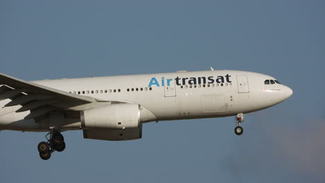 Airtransat-Passagierflugzeug-Landung-Am-Toronto-Flughafen,-Folgen-Sie-Der-Ansicht