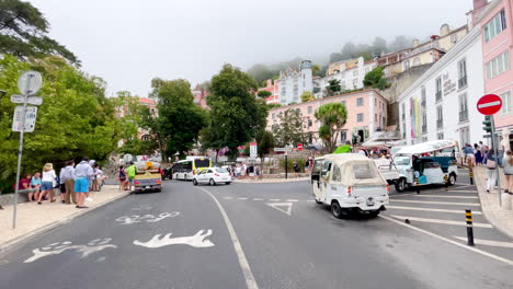 überfülltes-Gebiet-Mit-Touristen-Und-Verkehr-Im-Schönen-Sintra-In-Portugal