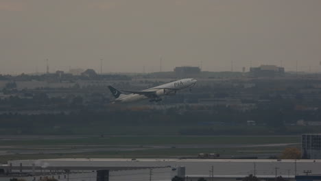 Pakistan-International-Airlines-Despega-De-La-Pista-Del-Aeropuerto-Internacional-Pearson