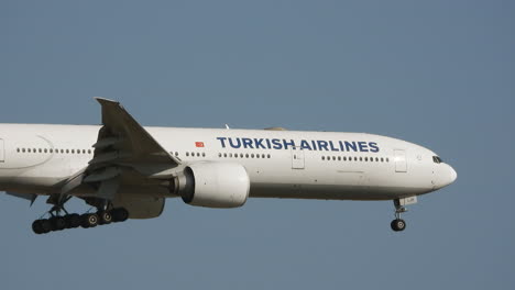 Ein-Kommerzielles-Flugzeug-Der-Turkish-Airlines-Boeing-777-300-Er-Kämpft-Gegen-Die-Starken-Windbedingungen-Während-Der-Endanfluglandung-Auf-Dem-Internationalen-Flughafen-Toronto-Pearson,-Kanada