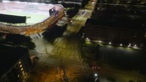 Vista-Aérea-Sobre-Un-Tranvía-En-La-Avenida-Texas,-Noche-En-La-Ciudad-De-Houston,-Estados-Unidos