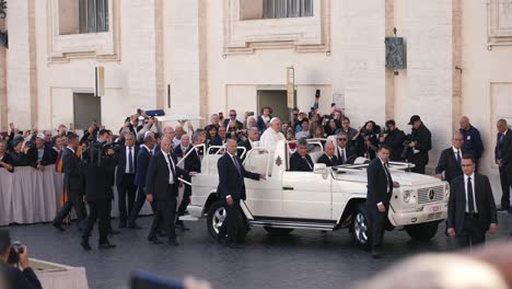 La-Gente-Saluda-Al-Papa-Francisco-En-Su-Coche-Papamóvil-En-La-Ciudad-Del-Vaticano-A-Cámara-Lenta-Cinematográfica