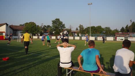 Fußballturnierspiel-In-Kroatien,-Stadt-Durdenovac,-Beliebter-Sport-Fußball,-Gespielt-Von-Amateuren-Jeden-Alters,-Schauen-Sie-Sich-Das-Spiel-Hinter-Dem-Publikum-An