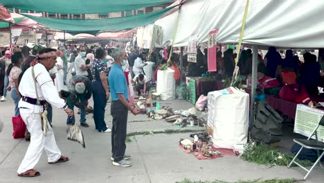 Aufnahme-Eines-Traditionellen-Sauberen-Rituals-Im-Zocalo-Von-Mexiko-stadt