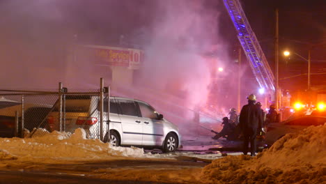 Bomberos-Extinguiendo-Edificio-En-Llamas-En-Toronto,-Por-La-Noche