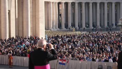 People-waiting-for-see-the-pope-in-Vatican-city