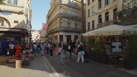 Einheimische-Und-Touristen-Schlendern,-Essen-In-Restaurants-Und-Kaufen-Etwas-Auf-Belebten-Straßen-In-Der-Altstadt-Von-Montpellier,-Frankreich