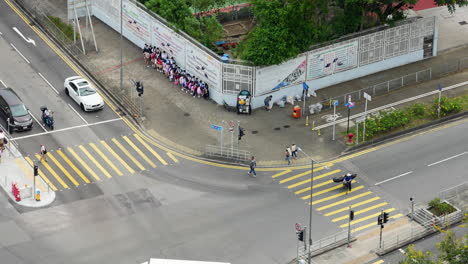 La-Atmósfera-Fuera-Del-Edificio-De-La-Escuela-Secundaria-Y-El-Tráfico-De-La-Carretera