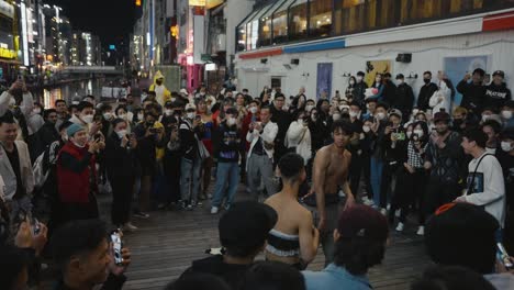 Japoneses-Borrachos-Peleando-En-Las-Calles-En-Halloween-Disfrazados